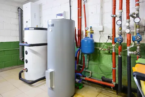 Kotłownia z dwoma bojlerami i instalacją hydrauliczną. To przykład, co to jest ekoprojekt – efektywne wykorzystanie energii.