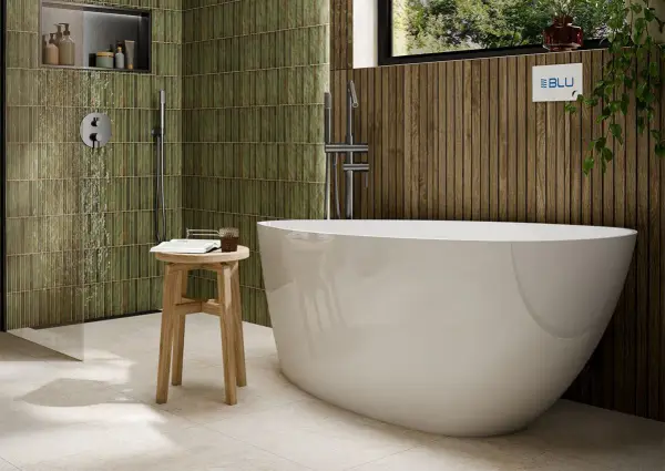 Nowoczesna łazienka z wolnostojącą wanną i zielonymi płytkami. Inspiracja, jak urządzić łazienkę w stylu spa.